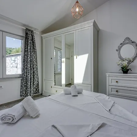 Casa Ma3x With Shared Pool Koper