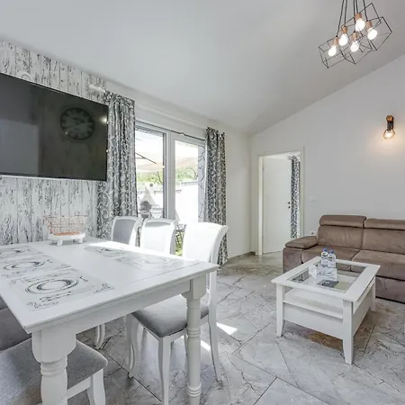 Casa Ma3x With Shared Pool Koper