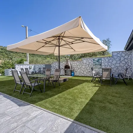 Casa Ma3x With Shared Pool Koper