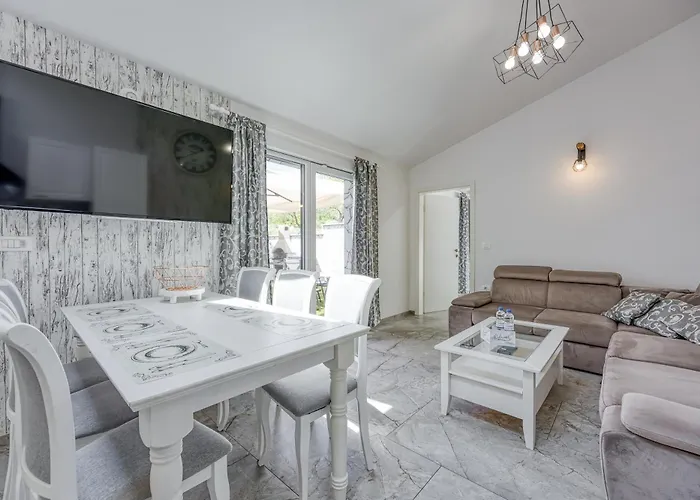 Casa Ma3x With Shared Pool Koper